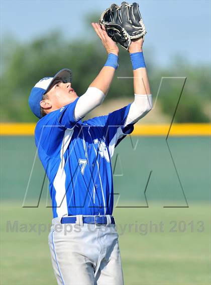 Thumbnail 2 in Windthorst vs Trenton (UIL 1A Region 2 Finals) photogallery.