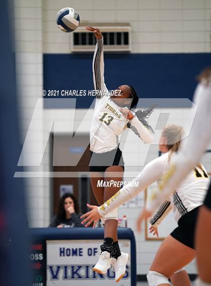 Thumbnail 2 in Hawley vs. Sealy (BCS Classic) photogallery.