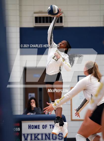 Thumbnail 1 in Hawley vs. Sealy (BCS Classic) photogallery.