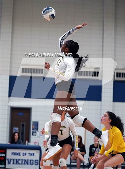 Thumbnail 3 in Hawley vs. Sealy (BCS Classic) photogallery.