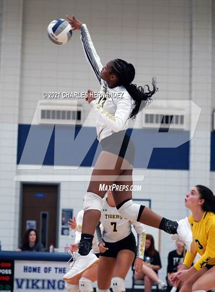 Thumbnail 1 in Hawley vs. Sealy (BCS Classic) photogallery.