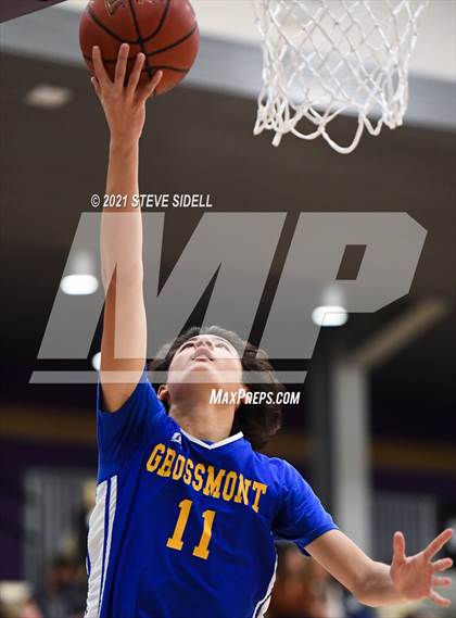 Thumbnail 2 in Bellarmine College Prep vs Grossmont (The Holiday Classic) photogallery.