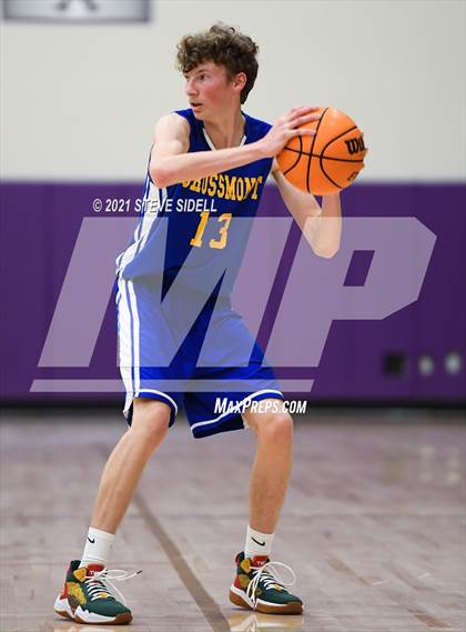 Thumbnail 1 in Bellarmine College Prep vs Grossmont (The Holiday Classic) photogallery.