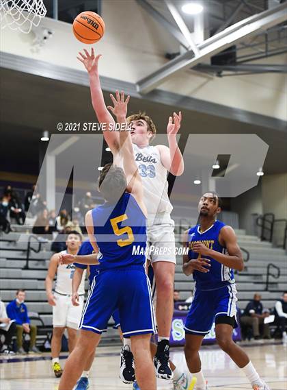 Thumbnail 3 in Bellarmine College Prep vs Grossmont (The Holiday Classic) photogallery.