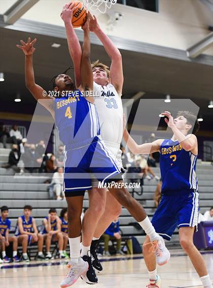 Thumbnail 3 in Bellarmine College Prep vs Grossmont (The Holiday Classic) photogallery.
