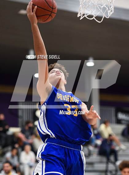 Thumbnail 3 in Bellarmine College Prep vs Grossmont (The Holiday Classic) photogallery.