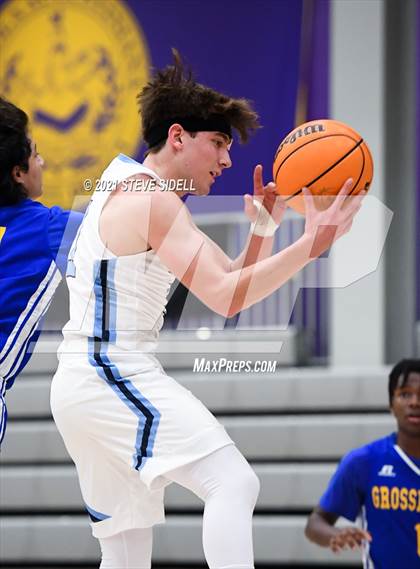 Thumbnail 3 in Bellarmine College Prep vs Grossmont (The Holiday Classic) photogallery.