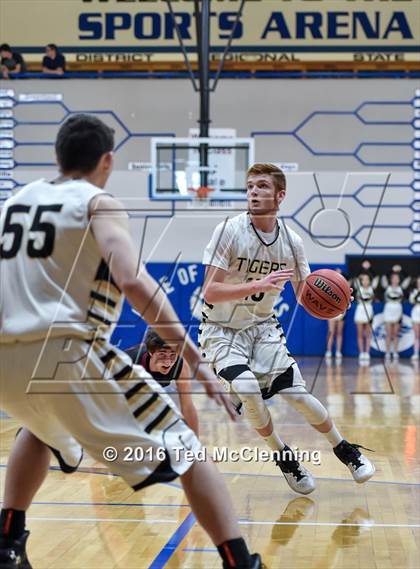 Thumbnail 3 in Piggott vs Charleston (AAA 3A 1st Round) photogallery.