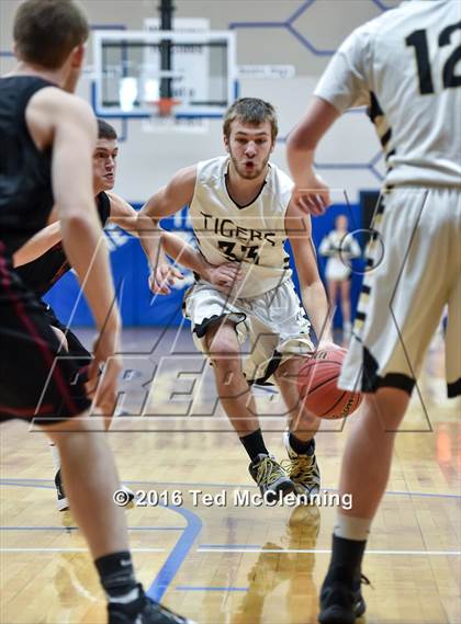 Thumbnail 2 in Piggott vs Charleston (AAA 3A 1st Round) photogallery.