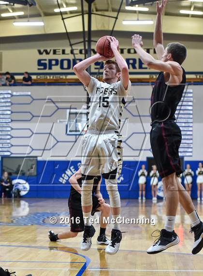 Thumbnail 1 in Piggott vs Charleston (AAA 3A 1st Round) photogallery.