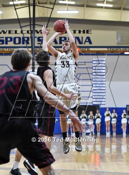Thumbnail 1 in Piggott vs Charleston (AAA 3A 1st Round) photogallery.