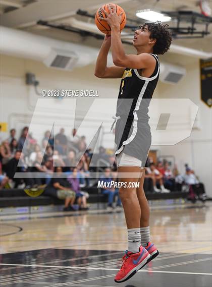 Thumbnail 2 in Santa Fe Christian vs. Temecula Valley (Buccaneers Thanksgiving Classic) photogallery.