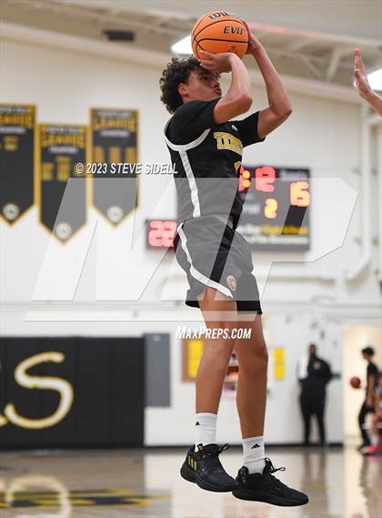 Thumbnail 3 in Santa Fe Christian vs. Temecula Valley (Buccaneers Thanksgiving Classic) photogallery.
