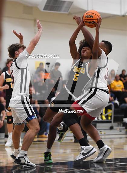 Thumbnail 3 in Santa Fe Christian vs. Temecula Valley (Buccaneers Thanksgiving Classic) photogallery.
