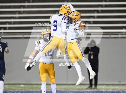 Thumbnail 3 in Avon vs. Archbishop Hoban (OHSAA Division 2 Semifinal) photogallery.
