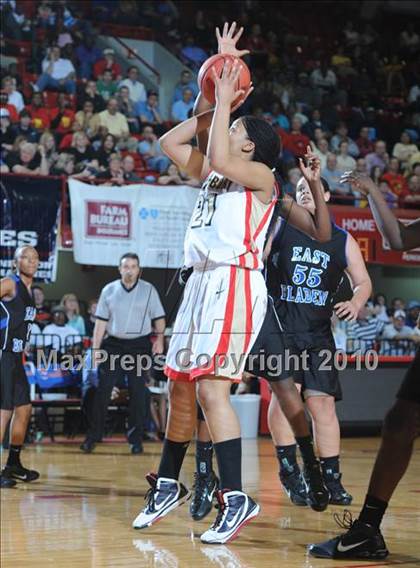Thumbnail 3 in East Bladen vs. Salisbury (NCHSAA Class 2A Final) photogallery.