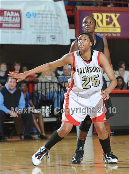 Thumbnail 3 in East Bladen vs. Salisbury (NCHSAA Class 2A Final) photogallery.