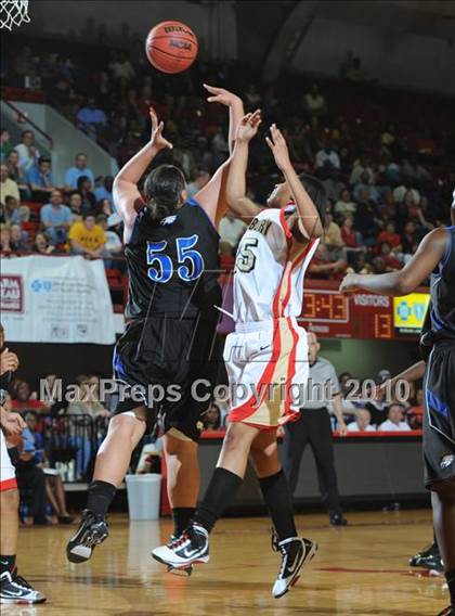 Thumbnail 3 in East Bladen vs. Salisbury (NCHSAA Class 2A Final) photogallery.