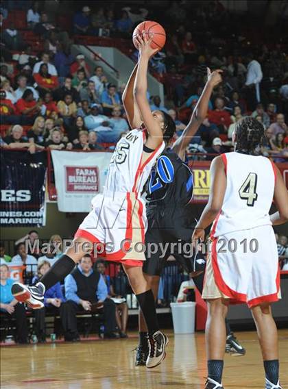 Thumbnail 3 in East Bladen vs. Salisbury (NCHSAA Class 2A Final) photogallery.