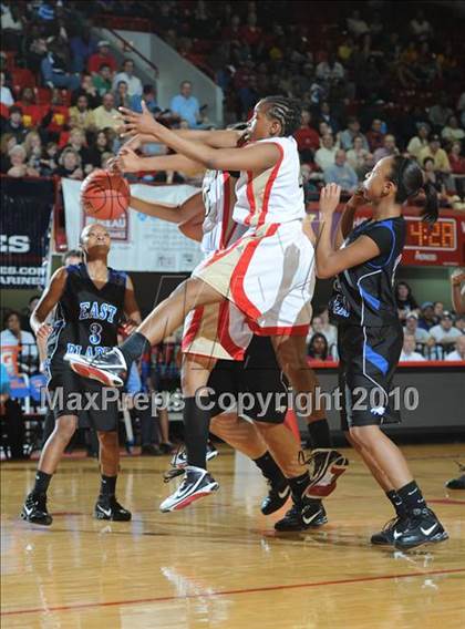 Thumbnail 3 in East Bladen vs. Salisbury (NCHSAA Class 2A Final) photogallery.