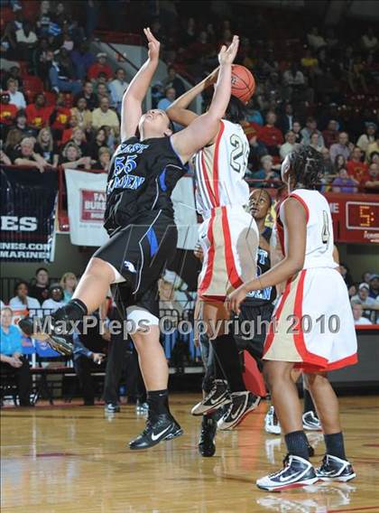 Thumbnail 3 in East Bladen vs. Salisbury (NCHSAA Class 2A Final) photogallery.