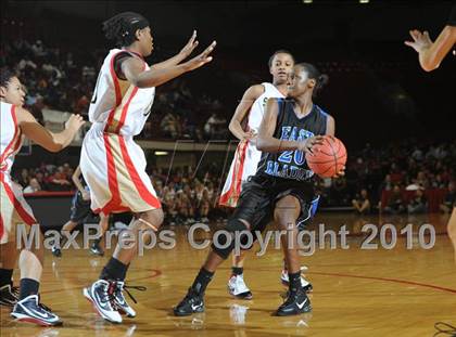 Thumbnail 3 in East Bladen vs. Salisbury (NCHSAA Class 2A Final) photogallery.