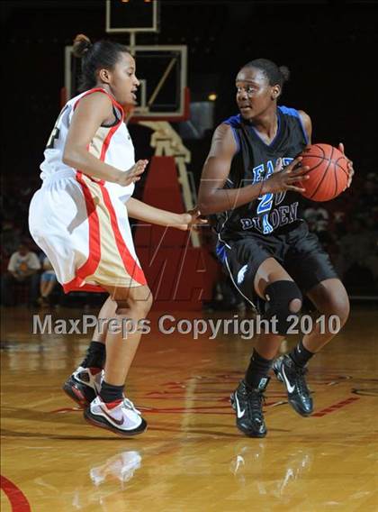 Thumbnail 2 in East Bladen vs. Salisbury (NCHSAA Class 2A Final) photogallery.