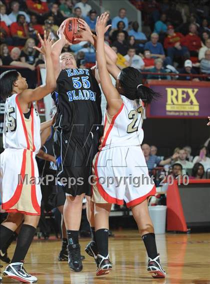 Thumbnail 3 in East Bladen vs. Salisbury (NCHSAA Class 2A Final) photogallery.