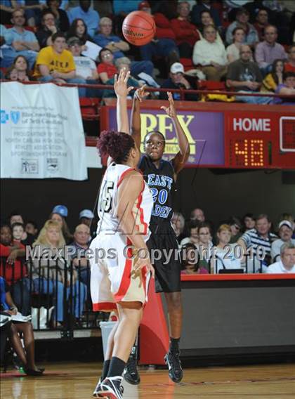 Thumbnail 3 in East Bladen vs. Salisbury (NCHSAA Class 2A Final) photogallery.