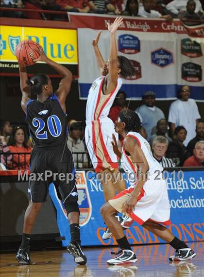 Thumbnail 2 in East Bladen vs. Salisbury (NCHSAA Class 2A Final) photogallery.