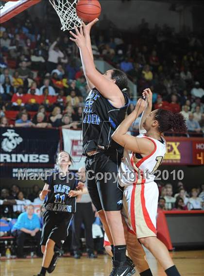 Thumbnail 3 in East Bladen vs. Salisbury (NCHSAA Class 2A Final) photogallery.