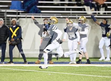 Thumbnail 3 in Walsh Jesuit vs. Archbishop Hoban (OHSAA D2 Regional Final) photogallery.