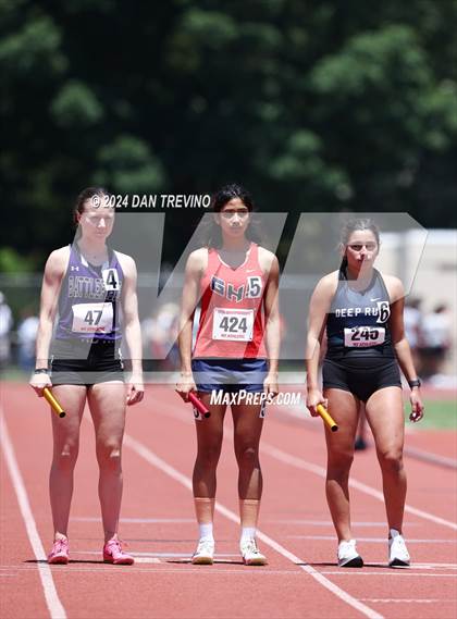 Thumbnail 1 in VHSL State Championships 5&6 (4 x 800) photogallery.