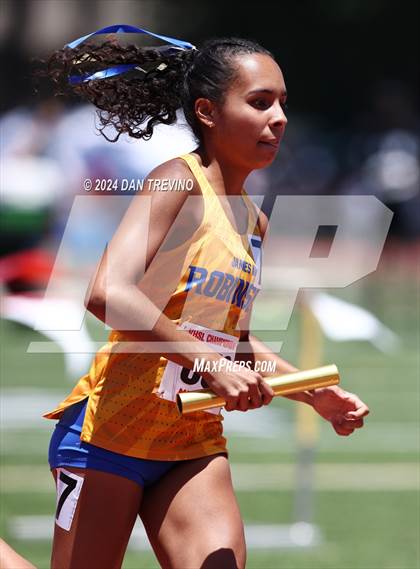 Thumbnail 1 in VHSL State Championships 5&6 (4 x 800) photogallery.