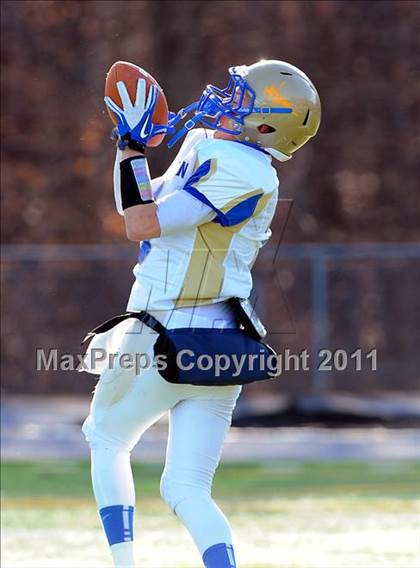 Thumbnail 2 in Newtown vs. Staples (CIAC Class LL Semifinal) photogallery.