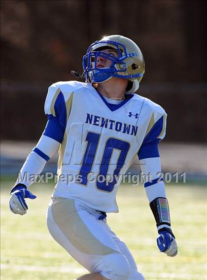 Thumbnail 2 in Newtown vs. Staples (CIAC Class LL Semifinal) photogallery.