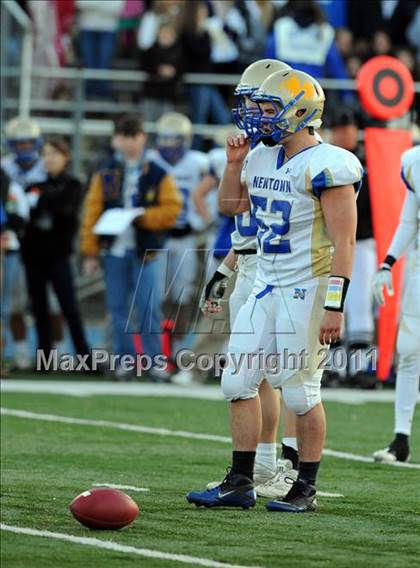Thumbnail 3 in Newtown vs. Staples (CIAC Class LL Semifinal) photogallery.
