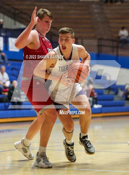 Thumbnail 2 in Danville vs. Greencastle (IHSAA Class 3A Boys Sectional Round 1) photogallery.