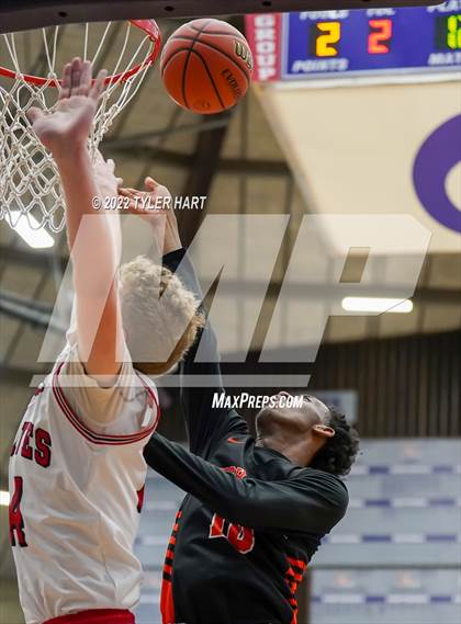 Thumbnail 1 in Beech Grove vs. Brownstown Central (IHSAA 3A Regional Semi-Final) photogallery.