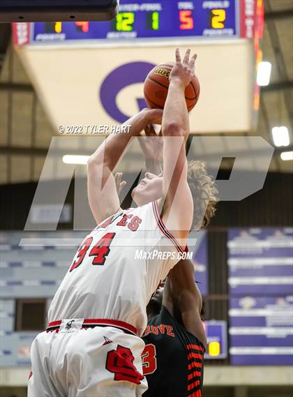 Thumbnail 2 in Beech Grove vs. Brownstown Central (IHSAA 3A Regional Semi-Final) photogallery.