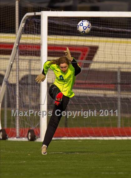 Thumbnail 2 in Hoosick Falls vs Friends Academy (NYSPHSAA Class C Final) photogallery.