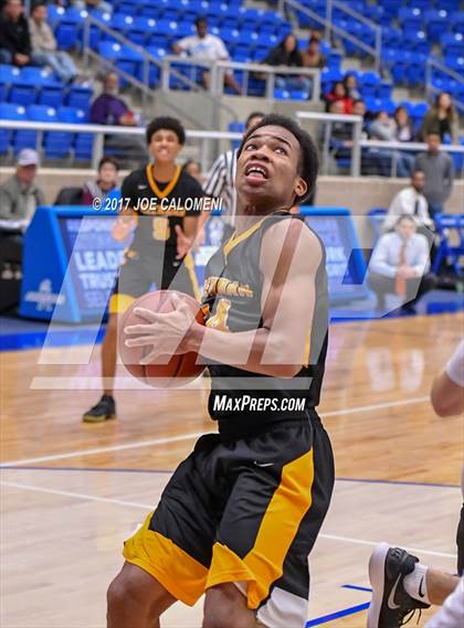 Thumbnail 3 in Warren vs Brennan photogallery.