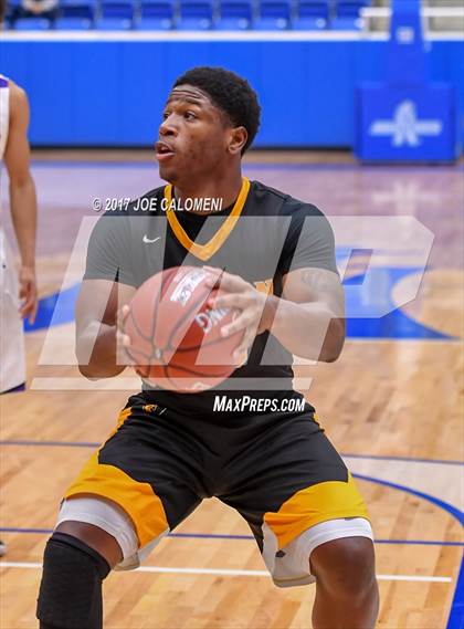 Thumbnail 2 in Warren vs Brennan photogallery.