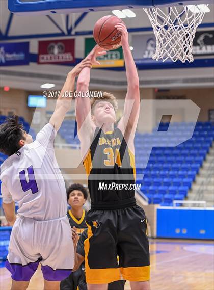 Thumbnail 3 in Warren vs Brennan photogallery.