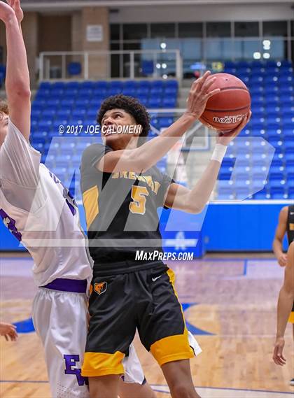 Thumbnail 1 in Warren vs Brennan photogallery.