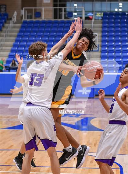 Thumbnail 3 in Warren vs Brennan photogallery.