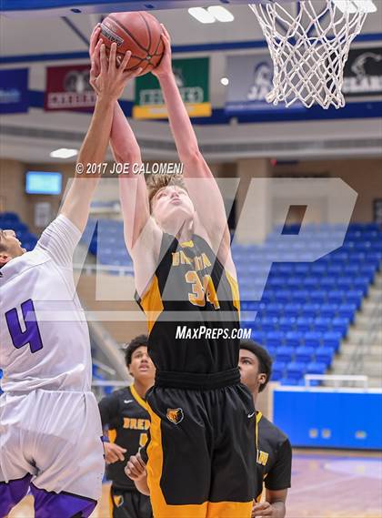 Thumbnail 2 in Warren vs Brennan photogallery.