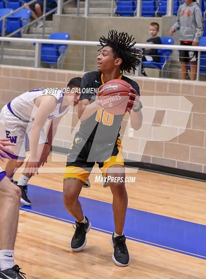 Thumbnail 3 in Warren vs Brennan photogallery.
