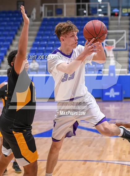 Thumbnail 2 in Warren vs Brennan photogallery.