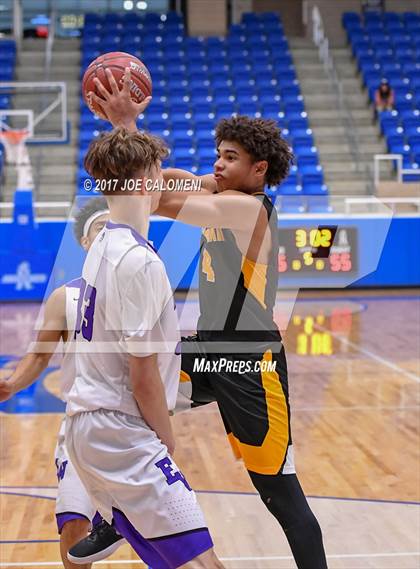 Thumbnail 3 in Warren vs Brennan photogallery.